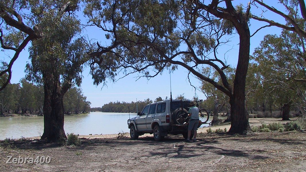 32-Enjoying the Vic-NSW border on the Murray River before heading home.JPG